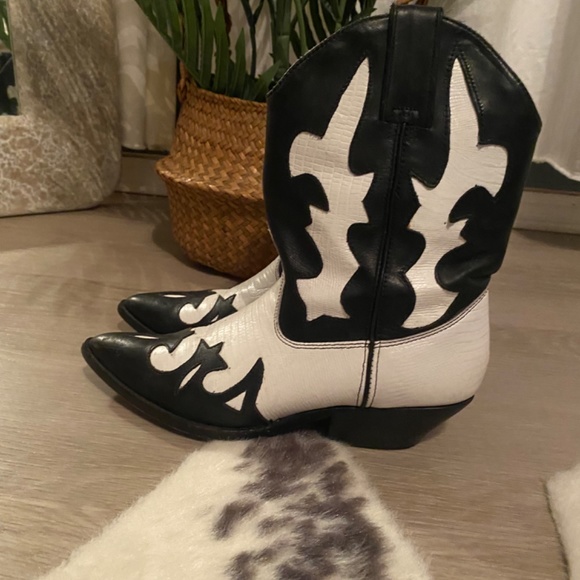 Circles Vintage Cowboy Boots - Picture 2 of 4